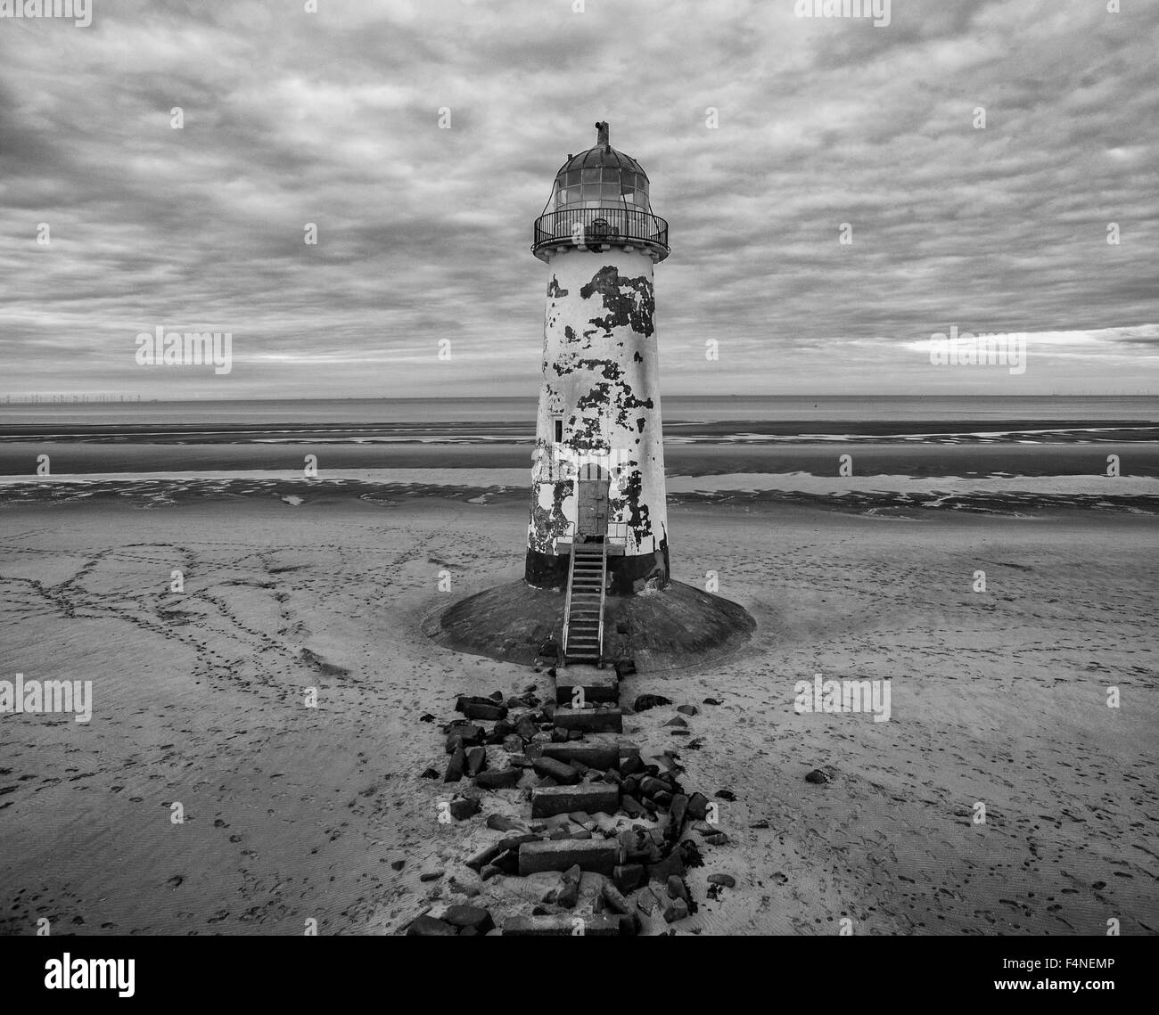 Faro abbandonati a bassa marea Foto Stock