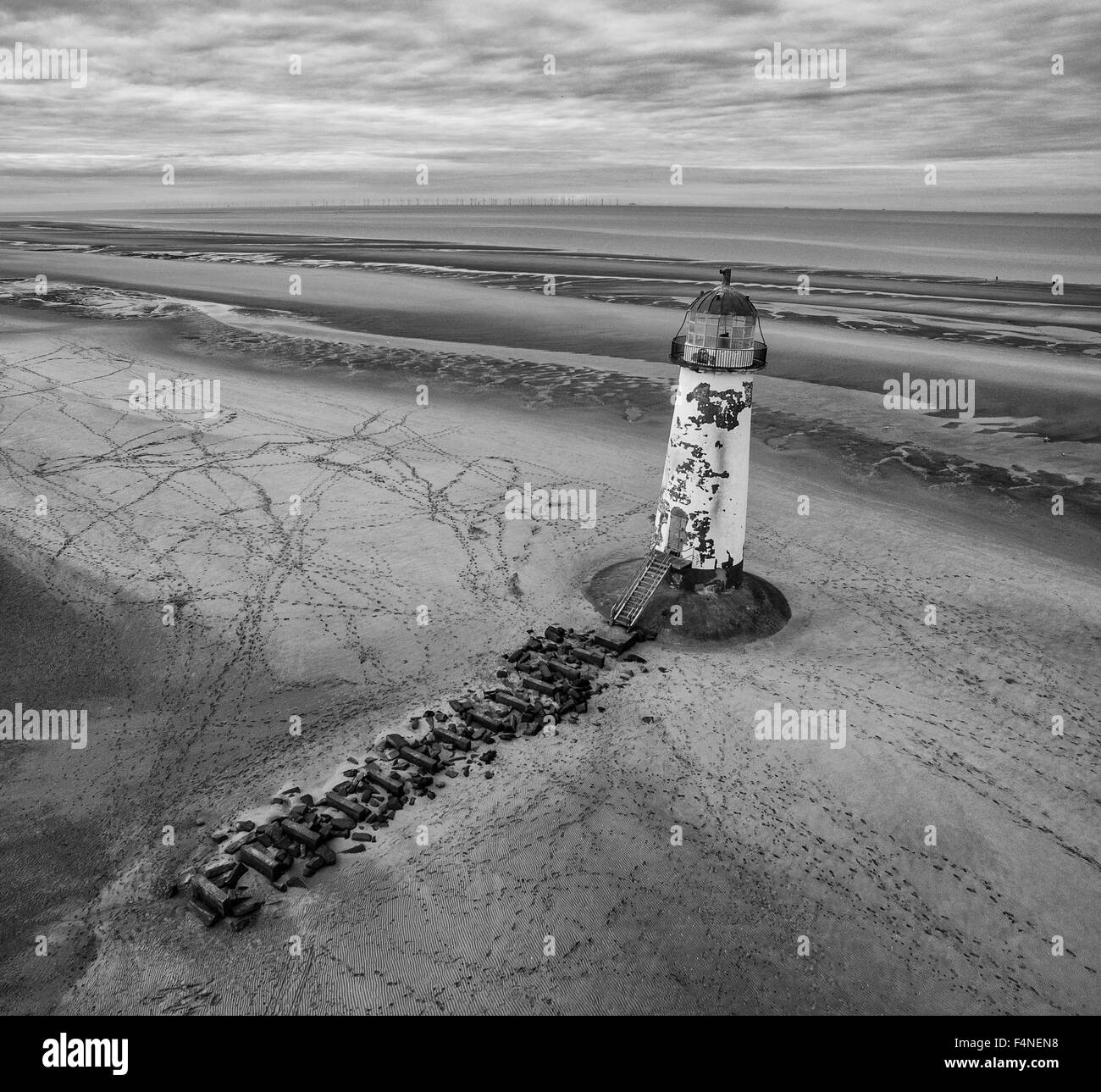 Faro abbandonati a bassa marea Foto Stock