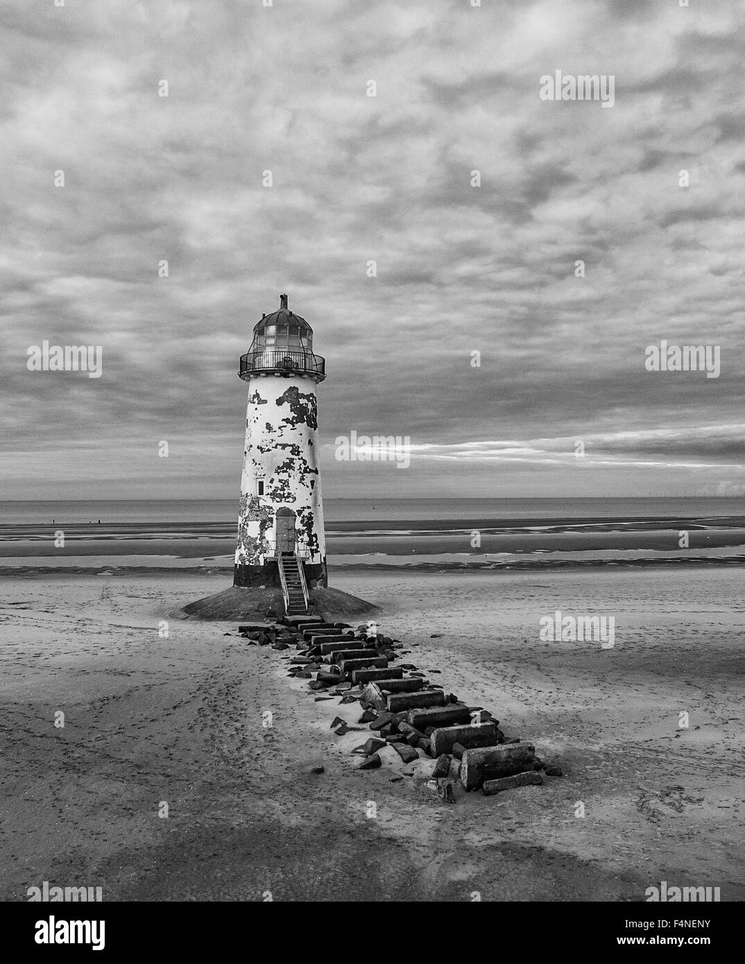 Faro abbandonati a bassa marea Foto Stock