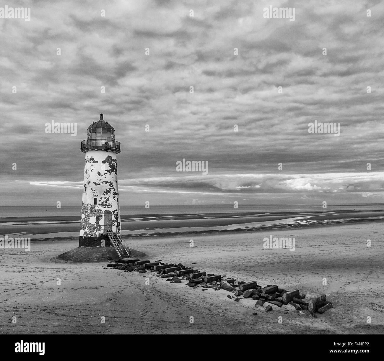 Faro abbandonati a bassa marea Foto Stock