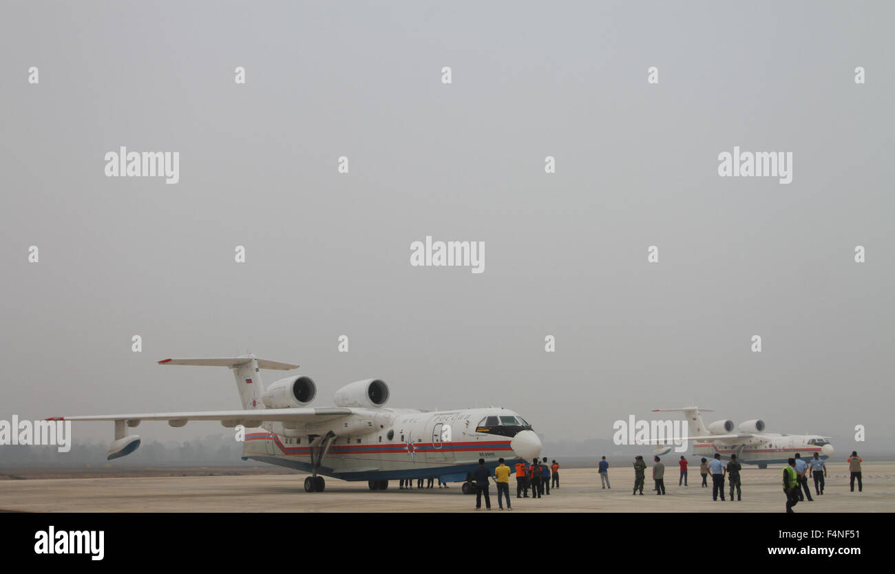 Palembang. Xxi oct, 2015. Foto scattata il 21 ottobre 2015 illustra due aerei Russi in atterraggio a Sultan Mahmud Baddarudin II aeroporto come assistenza estera per combattere gli incendi boschivi, a Palembang, Indonesia. L' Indonesia ha testimoniato il più massiccio forestale e agricoltura incendi e il governo ha deciso di aumentare la scala di operazione per ammainare la blaze con aiuti esteri, un alto funzionario detto mercoledì. Credito: Nova Wahyudi/Xinhua/Alamy Live News Foto Stock