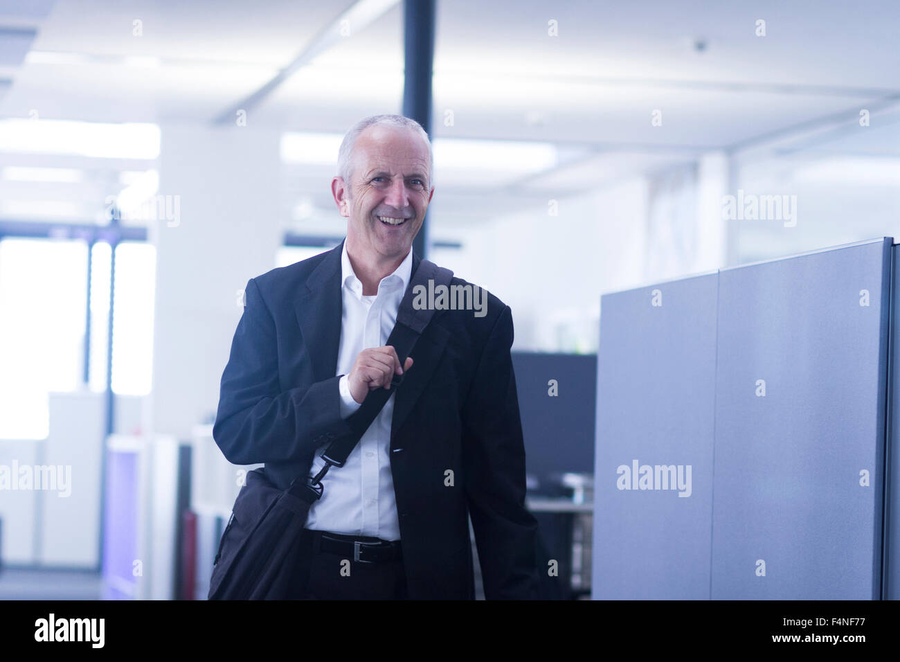 Imprenditore sorridente in open space office Foto Stock