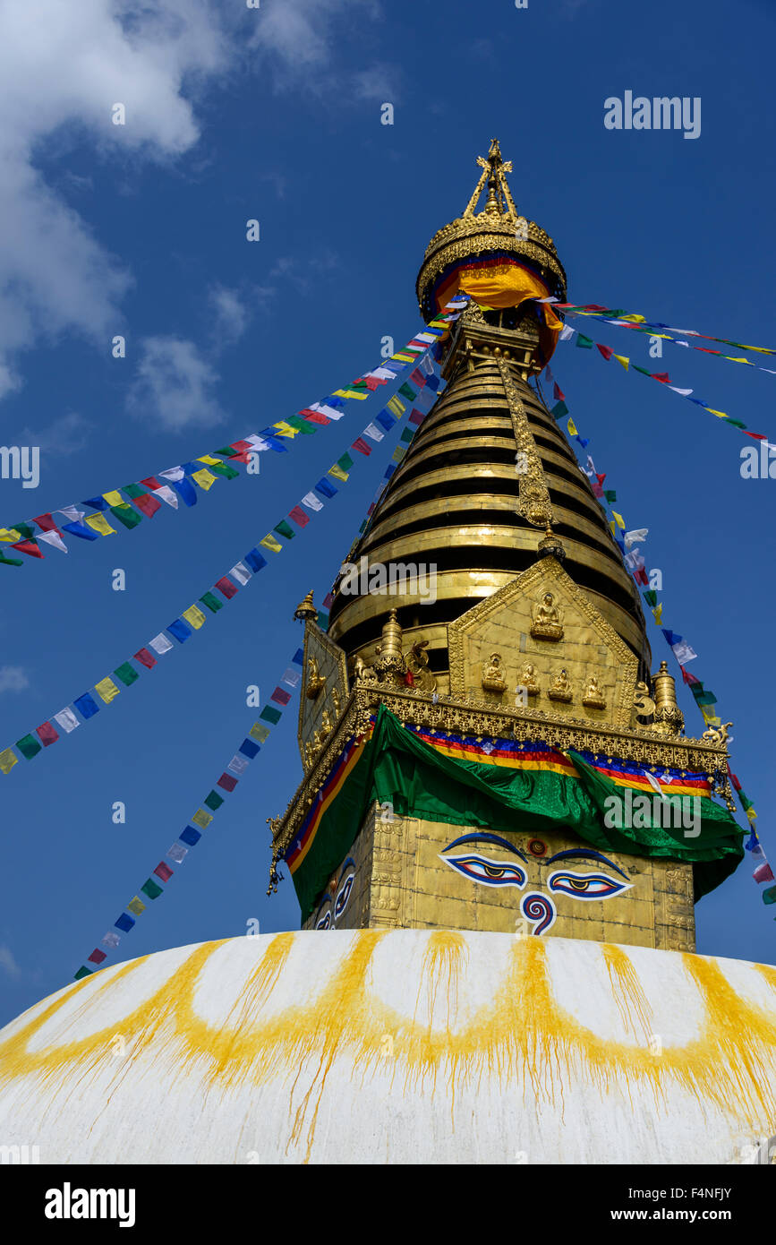 Il Nepal, Kathmandu, Bodnath, Stupa santuario con bandiere di preghiera Foto Stock