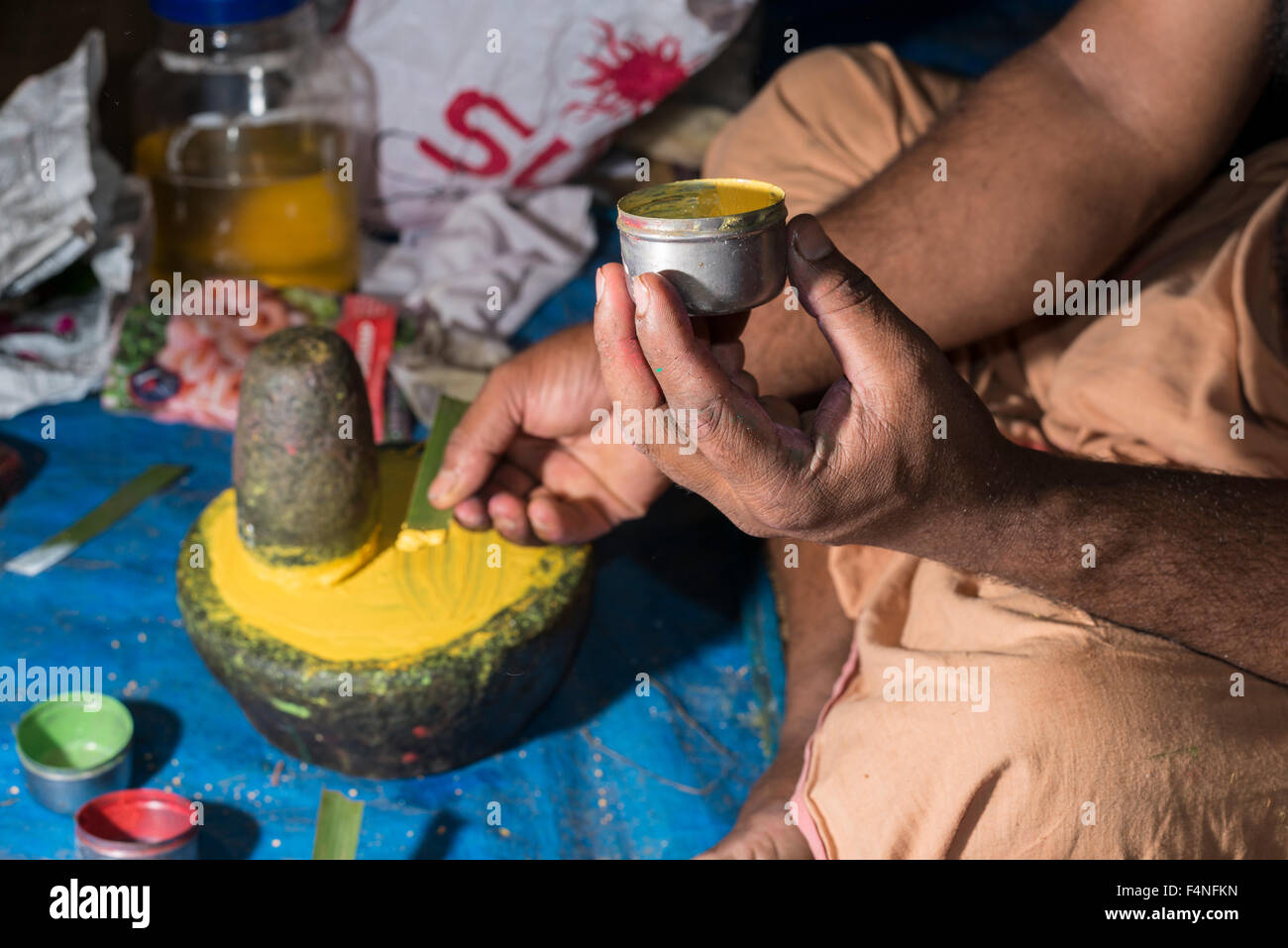 La preparazione di colori naturali per il make up del kathakali-artisti è tradizionalmente effettuata a mano Foto Stock