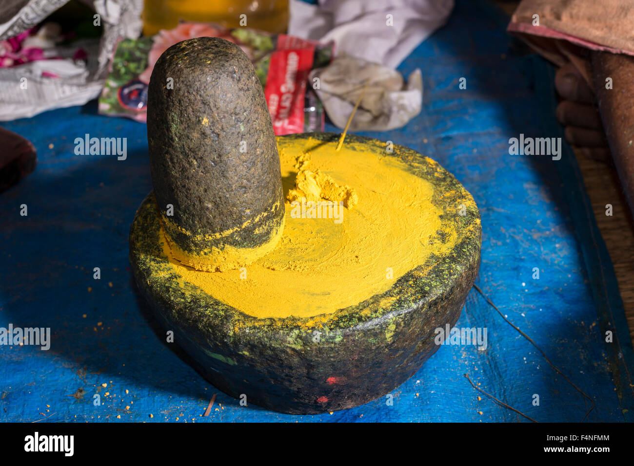 La preparazione di colori naturali per il make up del kathakali-artisti è tradizionalmente effettuata a mano Foto Stock