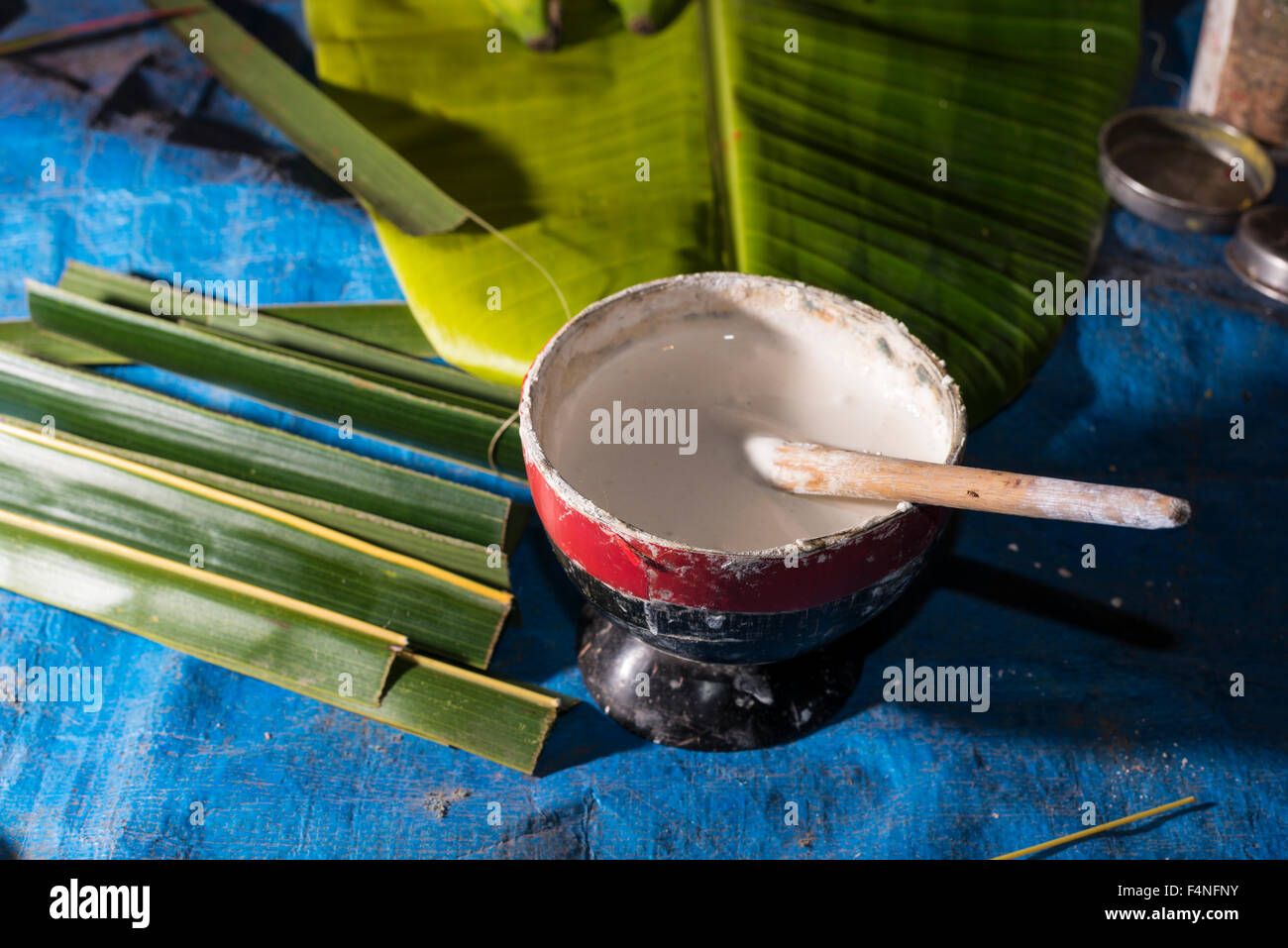 La preparazione della calce naturale colla per il make up del kathakali-artisti è tradizionalmente effettuata a mano Foto Stock