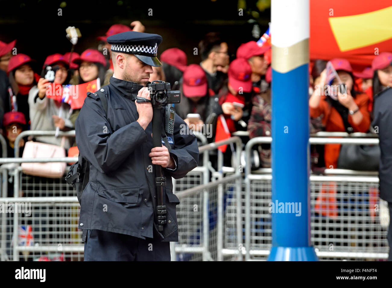 Londra 2015: funzionario di polizia per filmare la folla e i manifestanti durante il presidente cinese Xi Jinping la visita a Londra Foto Stock