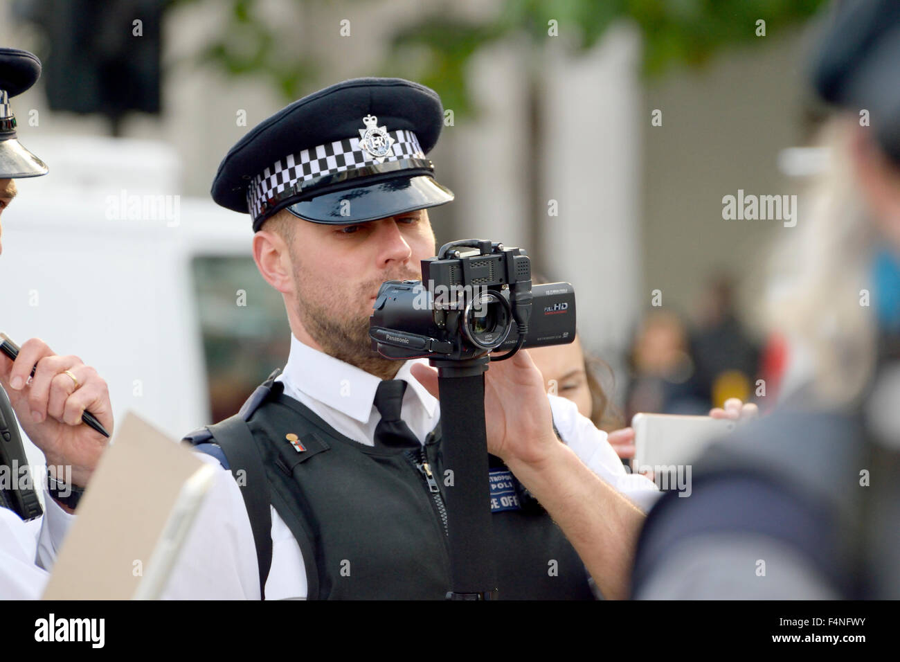 Londra 2015: funzionario di polizia per filmare la folla e i manifestanti durante il presidente cinese Xi Jinping la visita a Londra Foto Stock