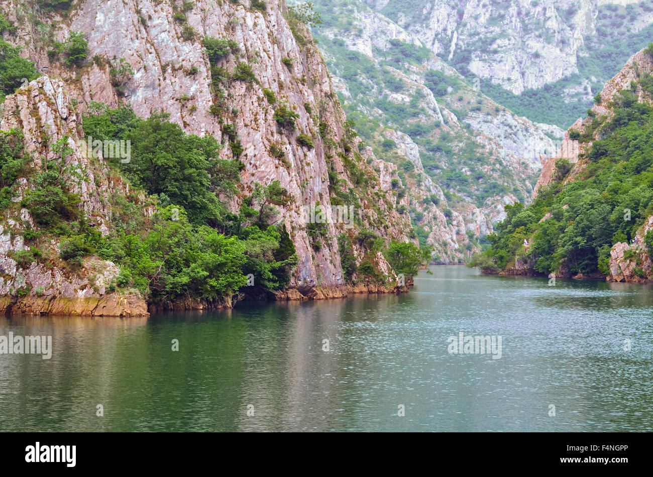 Bellissimo canyon di un fiume di montagna in colori pastello Foto Stock
