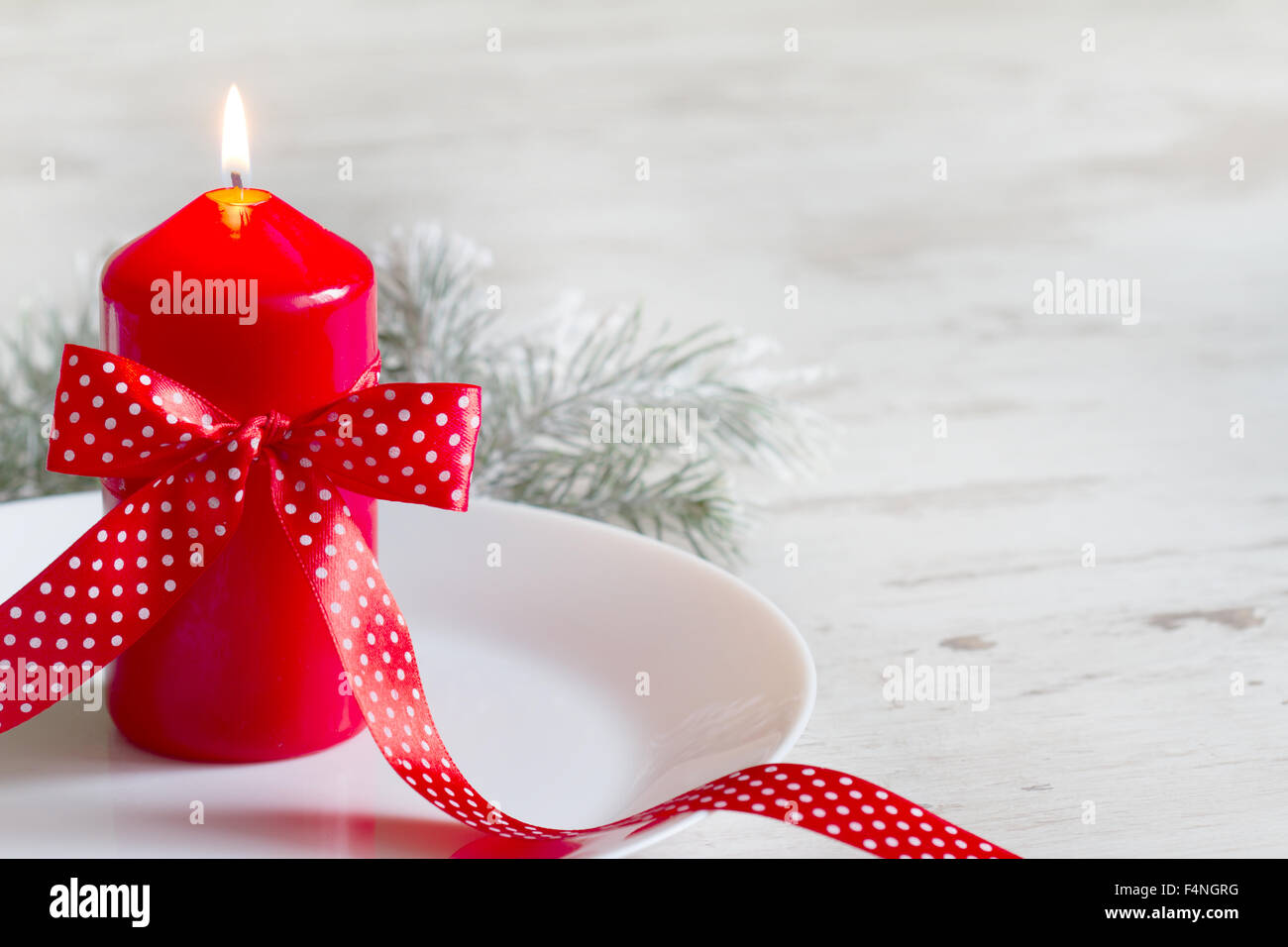 Natale candela rossa sul tavolo sfondo astratto Foto Stock