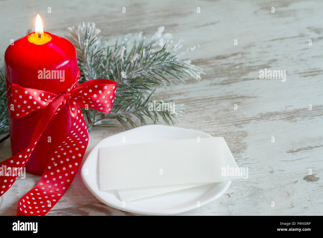 Natale candela rossa sul tavolo astratto concetto di sfondo Foto Stock