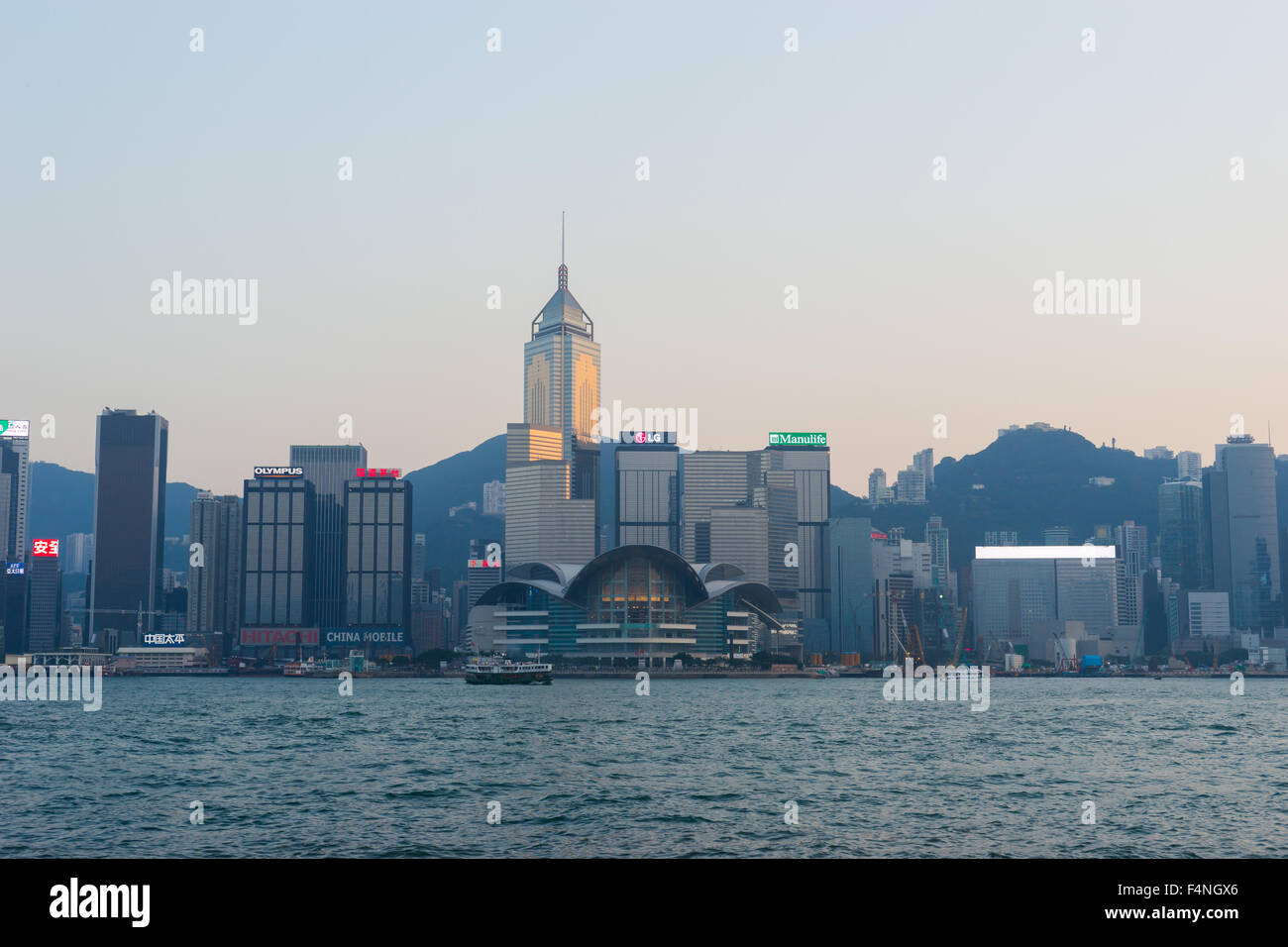 Victoria Harbour, il Centro Convegni ed Esposizioni di Hong Kong in twilights Foto Stock