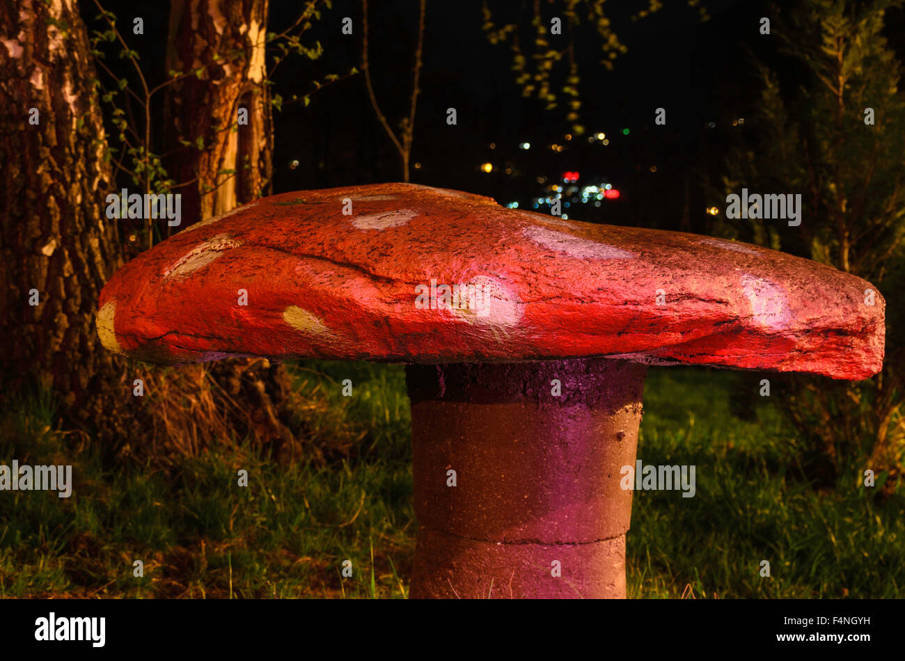 Fatte a mano, gigantesco fungo di pietra tiro dopo la notte è caduto. Foto Stock