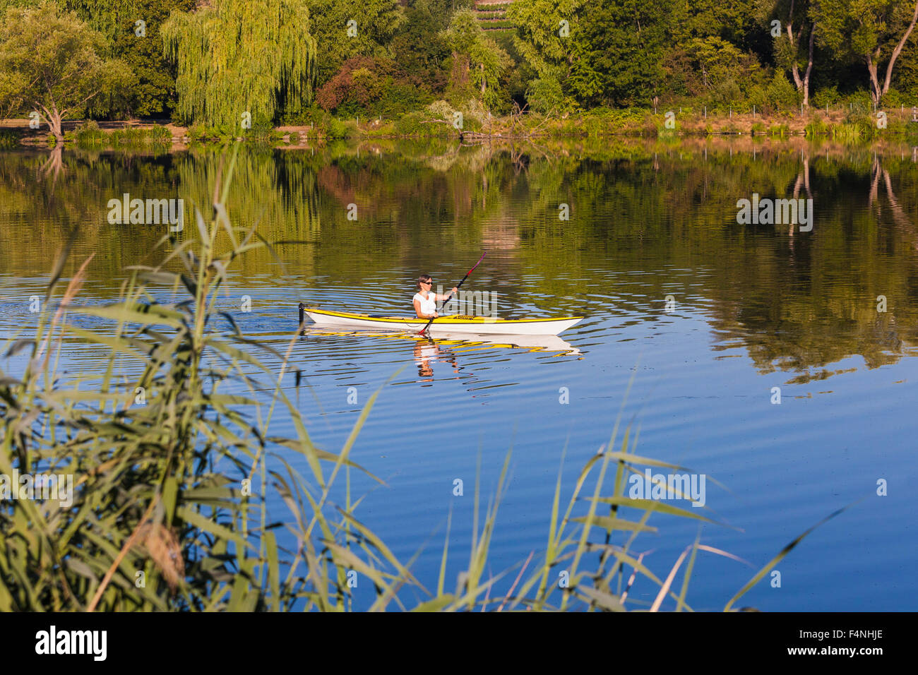 Germania, Stuttgart, donna kayak su Max-Eyth-vedere Foto Stock