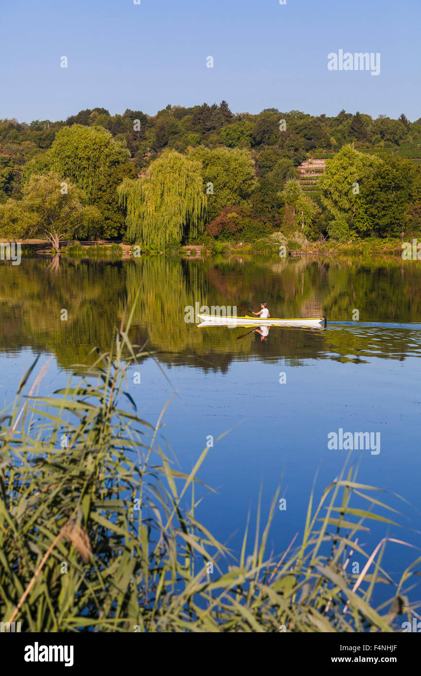 Germania, Stuttgart, donna kayak su Max-Eyth-vedere Foto Stock