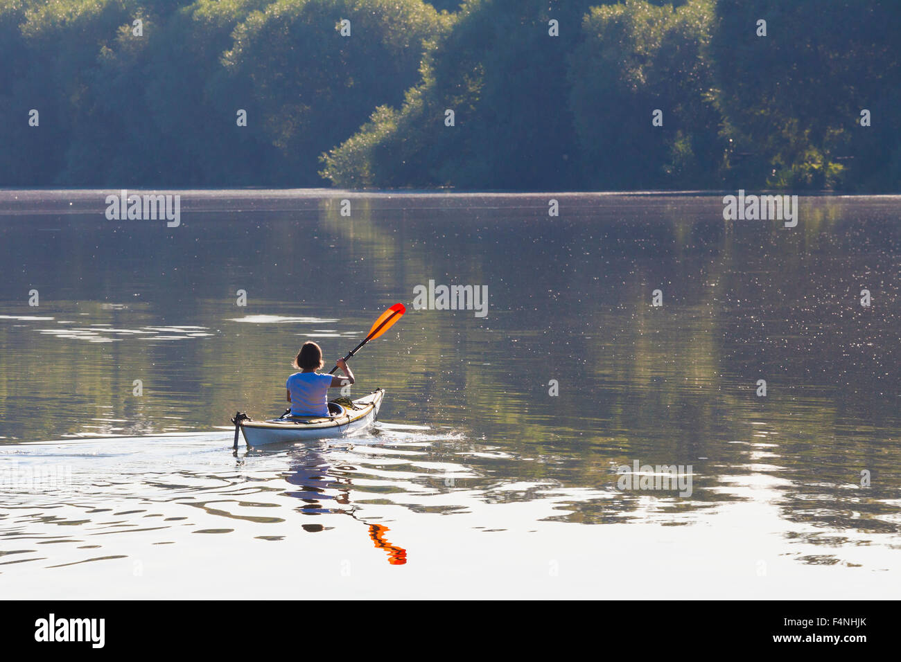 Germania, Stuttgart, donna kayak su Max-Eyth-vedere Foto Stock