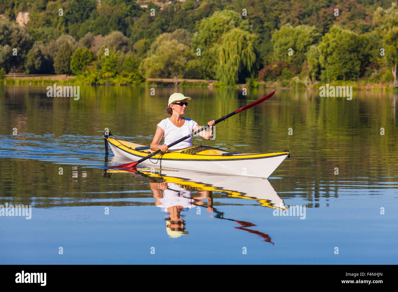 Germania, Stuttgart, donna kayak su Max-Eyth-vedere Foto Stock