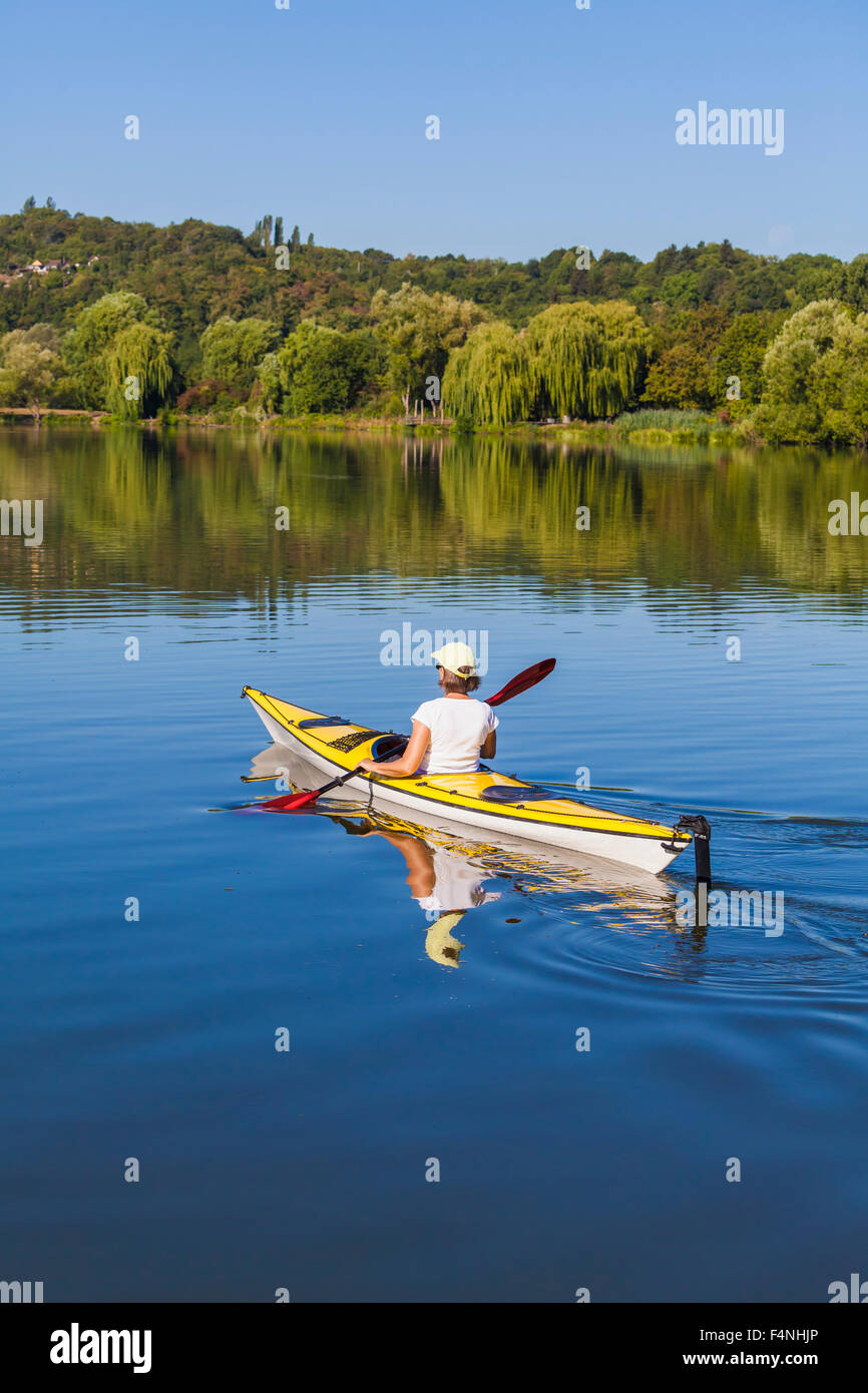 Germania, Stuttgart, donna kayak su Max-Eyth-vedere Foto Stock