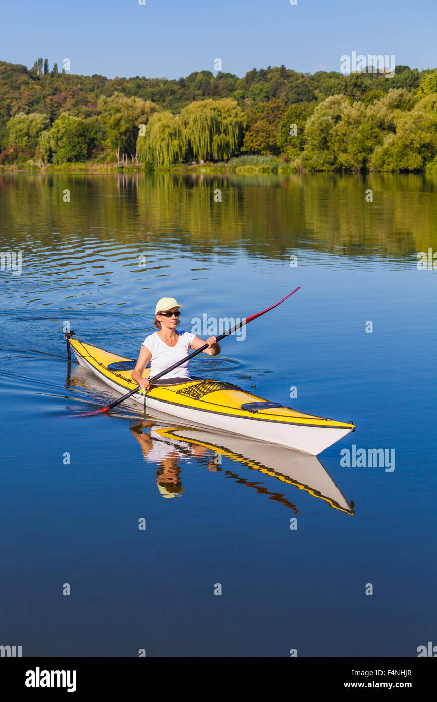 Germania, Stuttgart, donna kayak su Max-Eyth-vedere Foto Stock