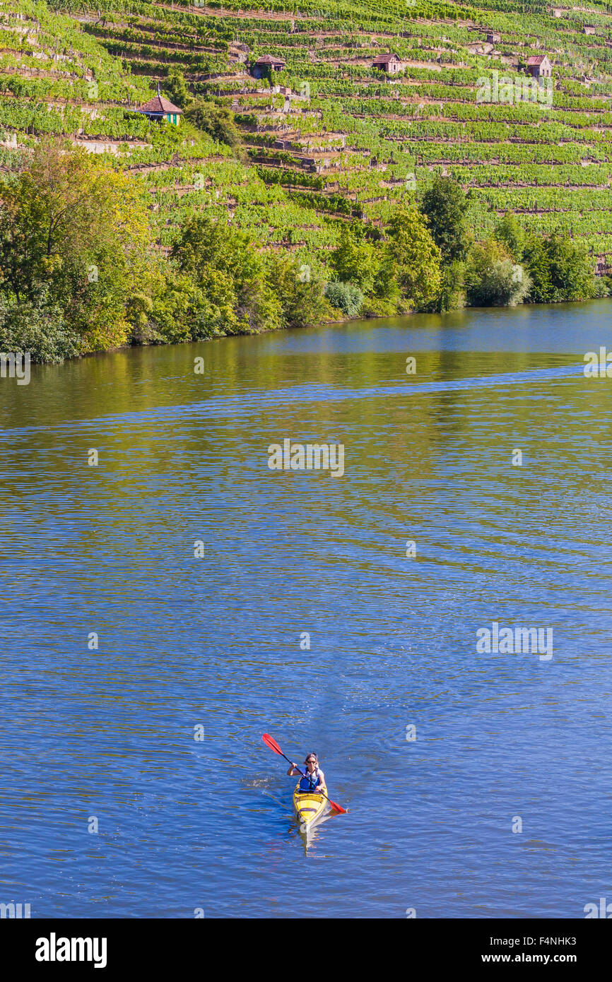 Germania, donna kayak sul Neckar Foto Stock