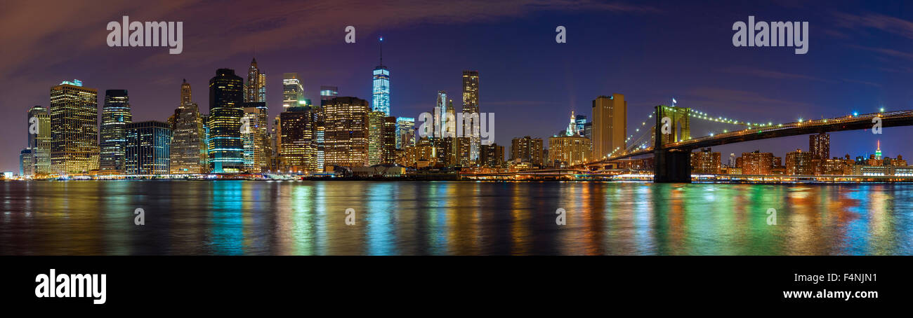 Skyline di Manhattan di notte, New York City immagine panoramica, STATI UNITI D'AMERICA. Foto Stock