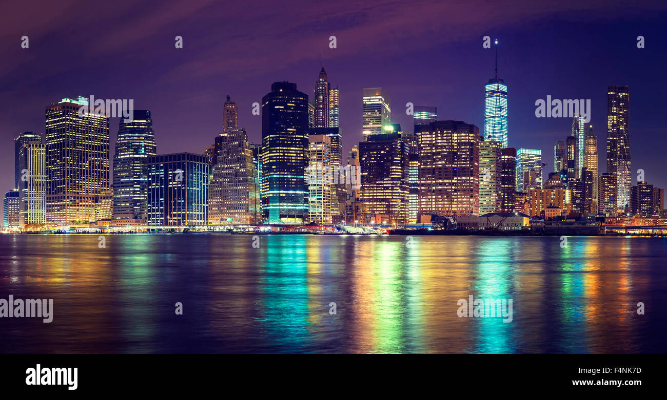 Vintage tonica skyline di Manhattan di notte, NYC, Stati Uniti d'America. Foto Stock