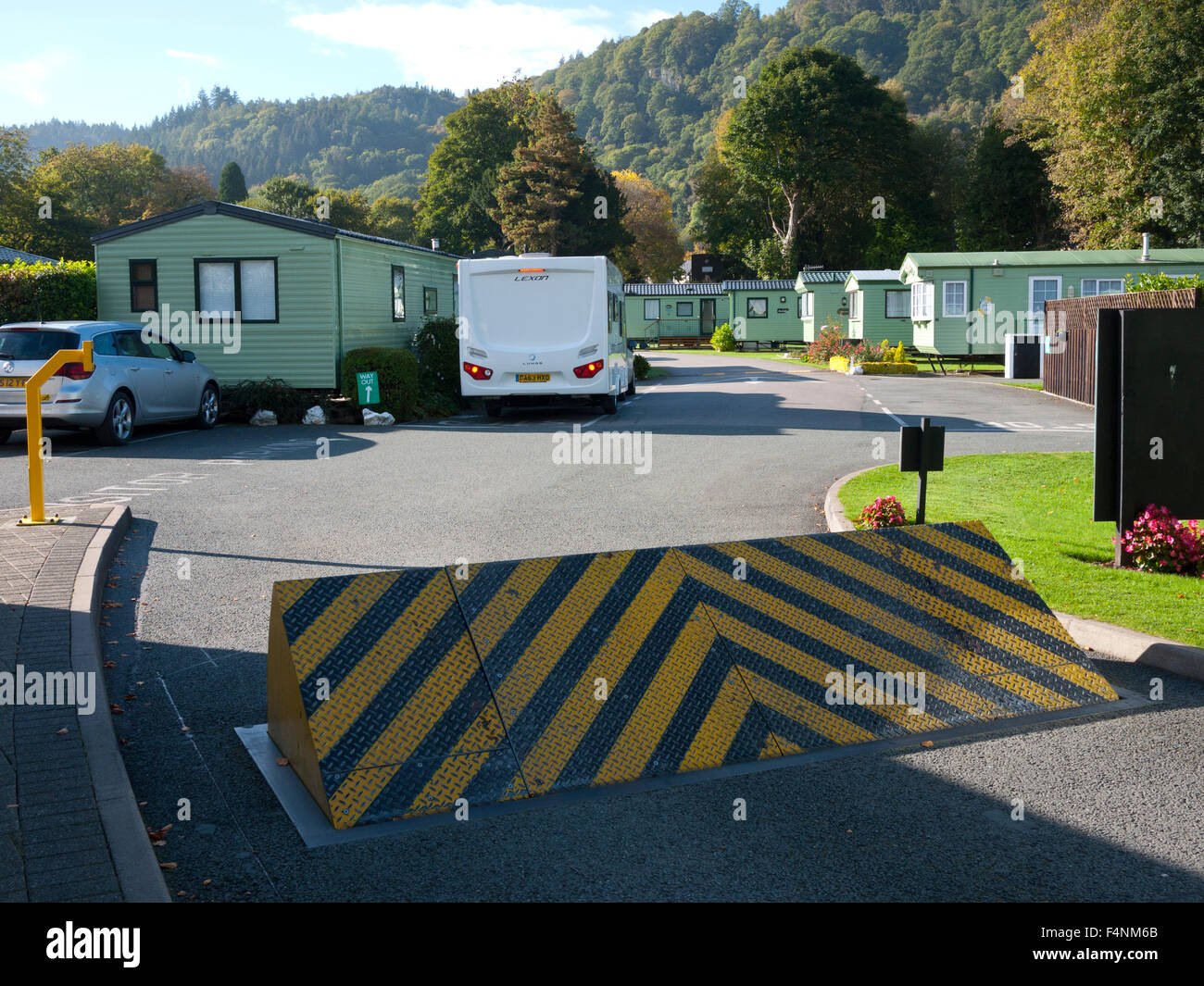Camper semplicemente andando attraverso la barriera di sicurezza in campeggio a Betws-y-coed, Galles del Nord, Regno Unito. Foto Stock