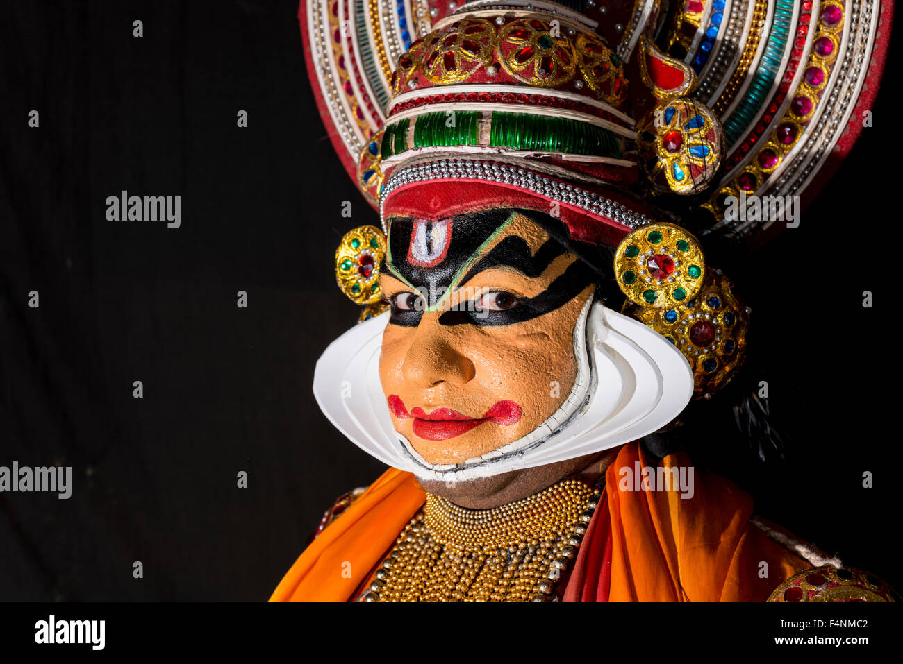 Un artista katakali è in posa con la completa make up del carattere di Shiva per il gioco dhecheyagam Foto Stock