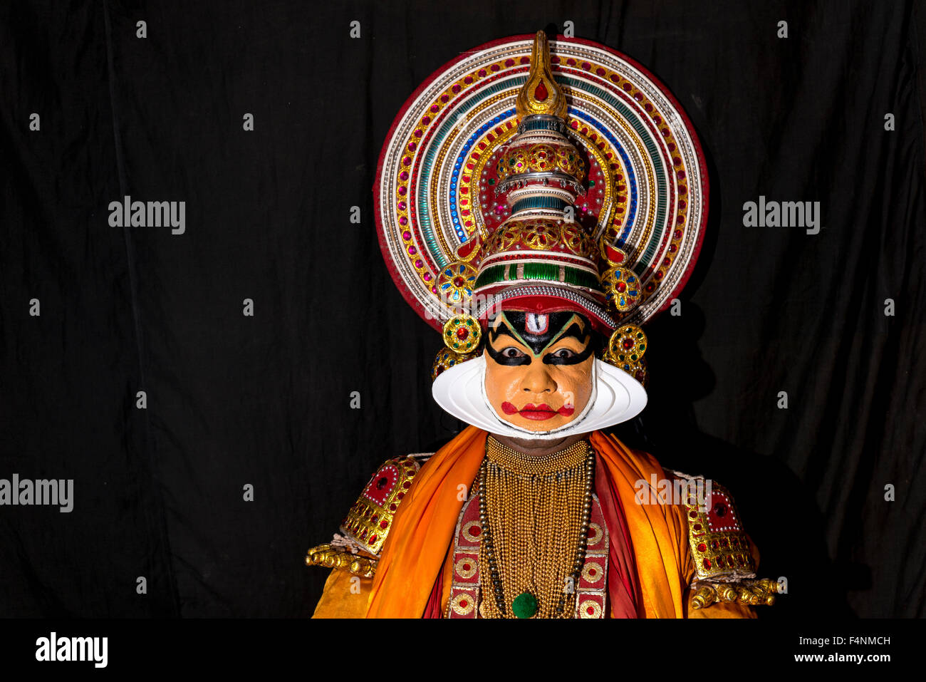 Un artista katakali è in posa con la completa make up del carattere di Shiva per il gioco dhecheyagam Foto Stock