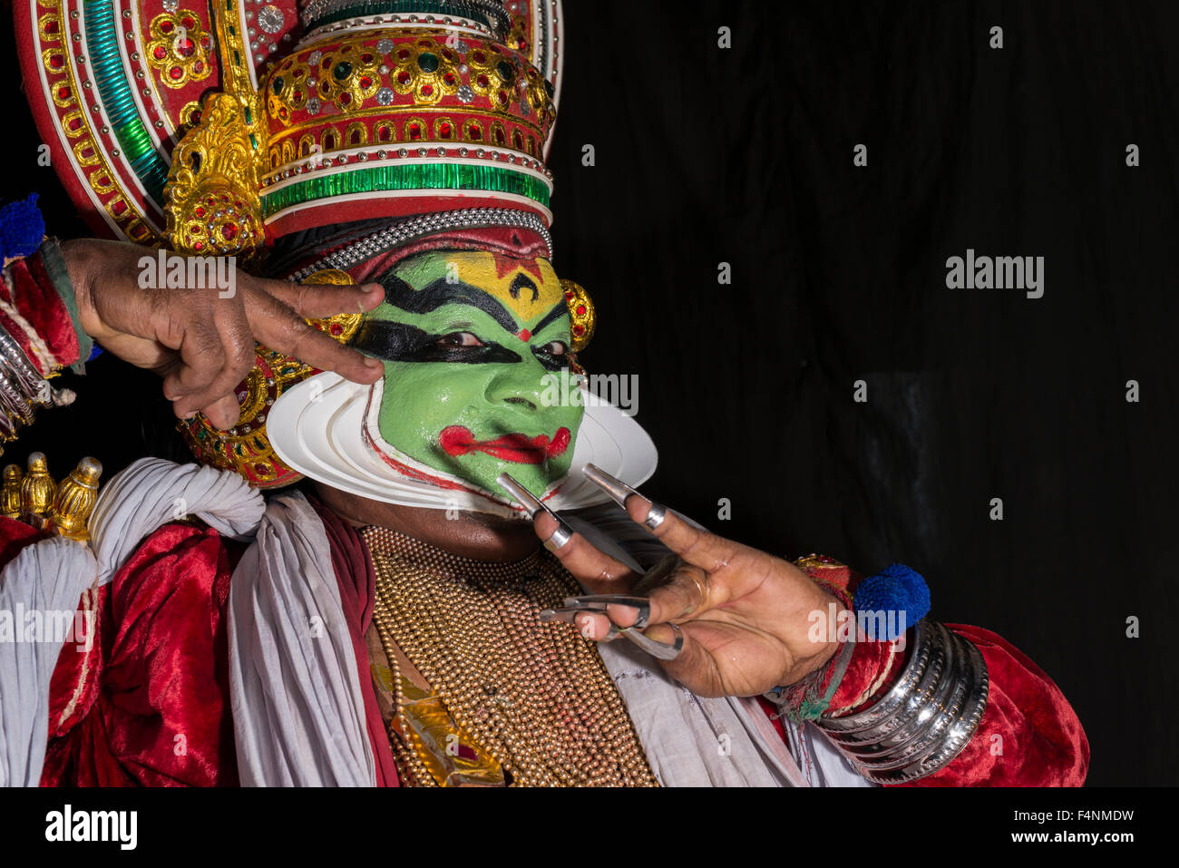 Un artista katakali è in posa con la completa make up del carattere deshen per il gioco dhecheyagam Foto Stock