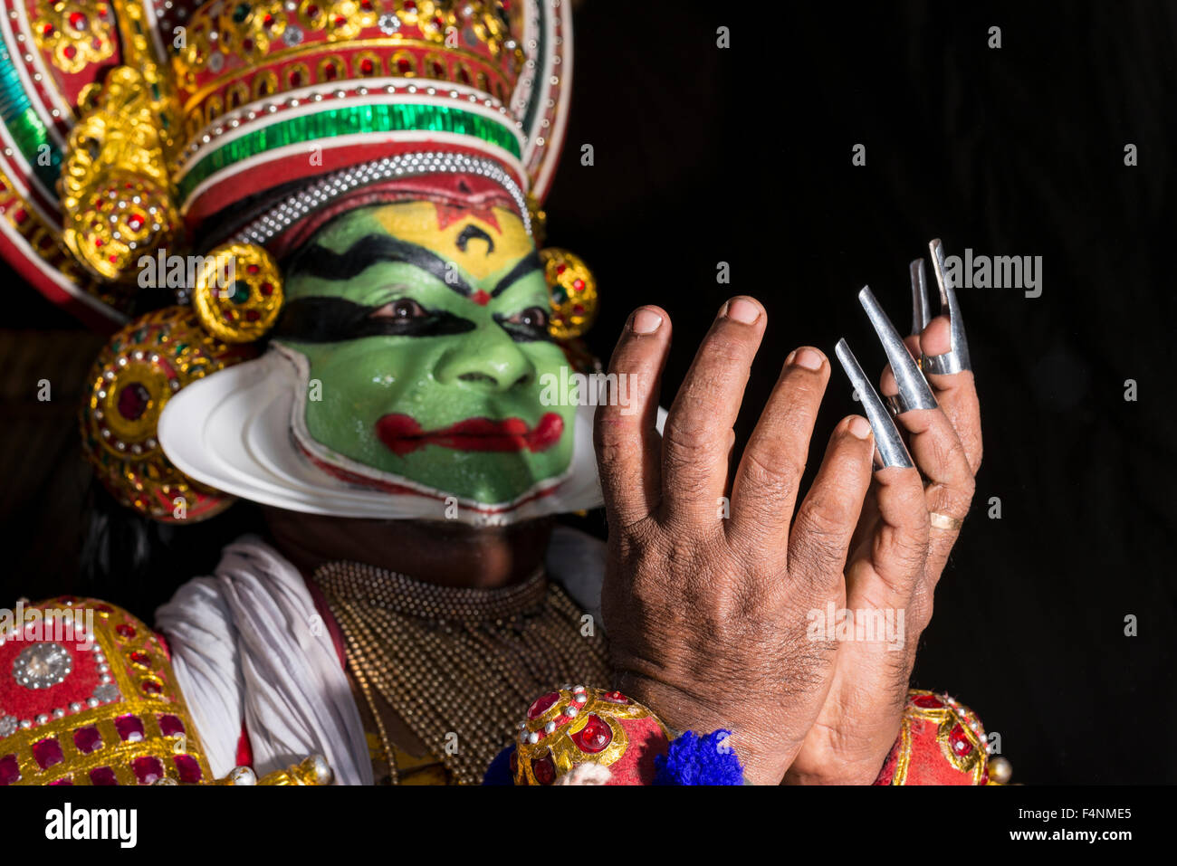 Un artista katakali è in posa con la completa make up del carattere deshen per il gioco dhecheyagam Foto Stock