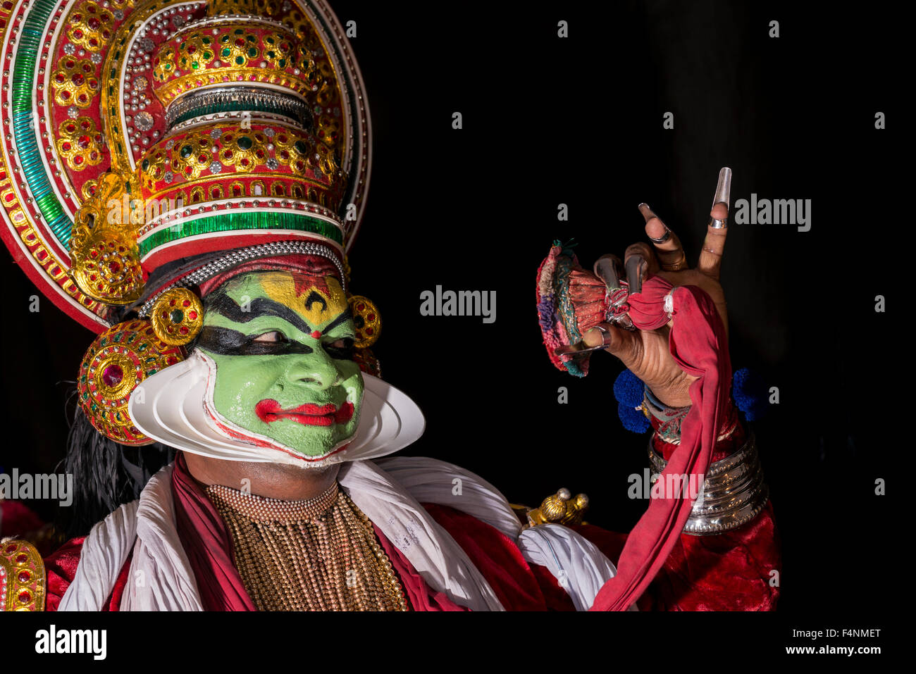 Un artista katakali è in posa con la completa make up del carattere deshen per il gioco dhecheyagam Foto Stock