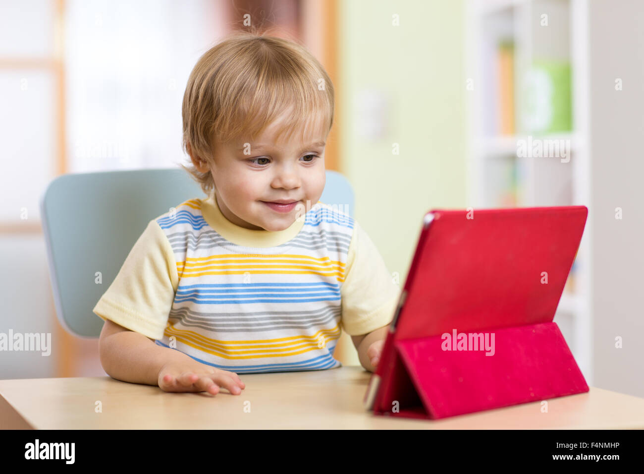 Carino kid toddler boy con i tablet pc Foto Stock