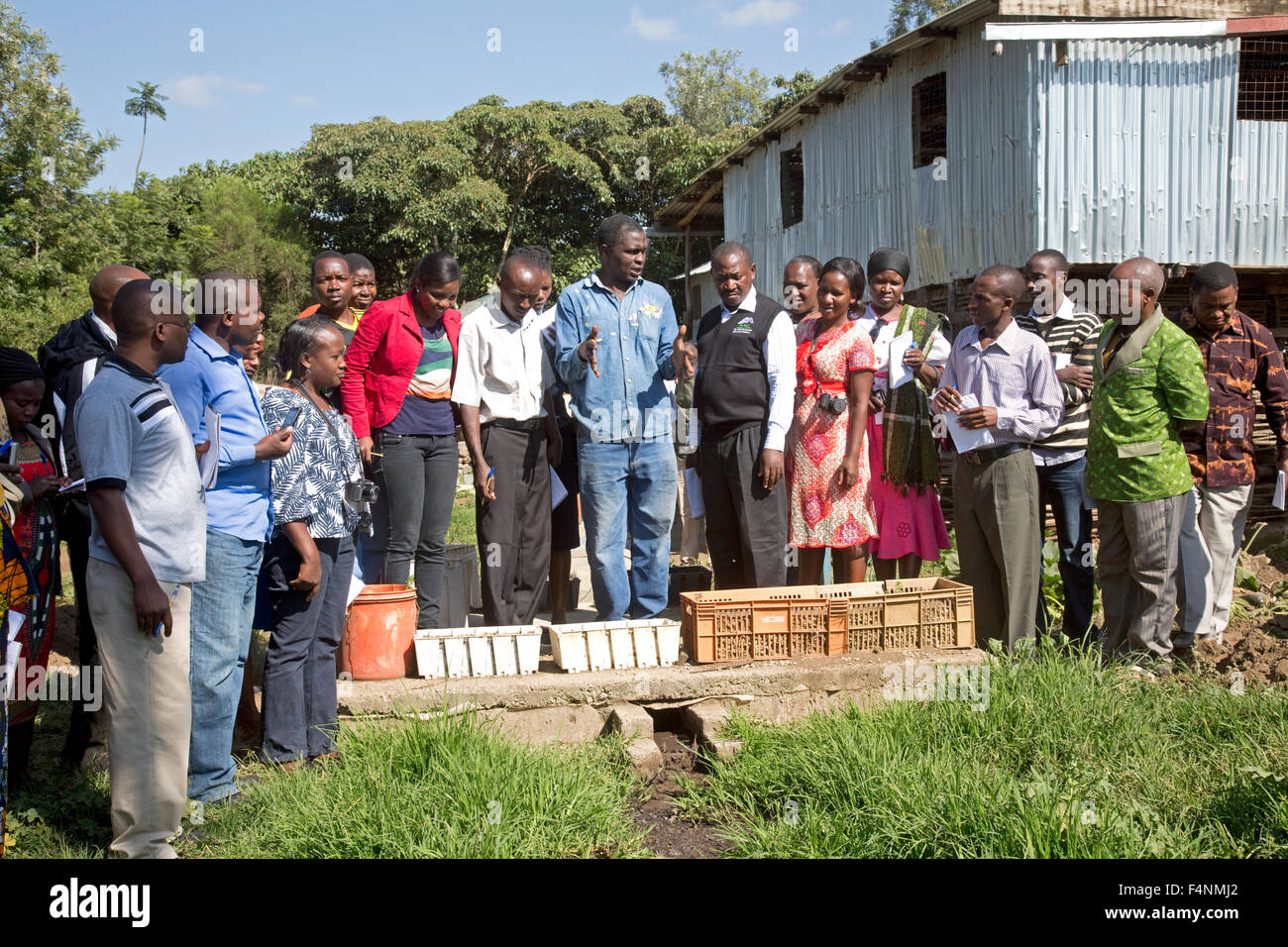 Uomo che parla di insegnanti africani circa fertilser uscita dalla pianta di biogas Naobibi Environmental Conservation Centre Kenya Foto Stock
