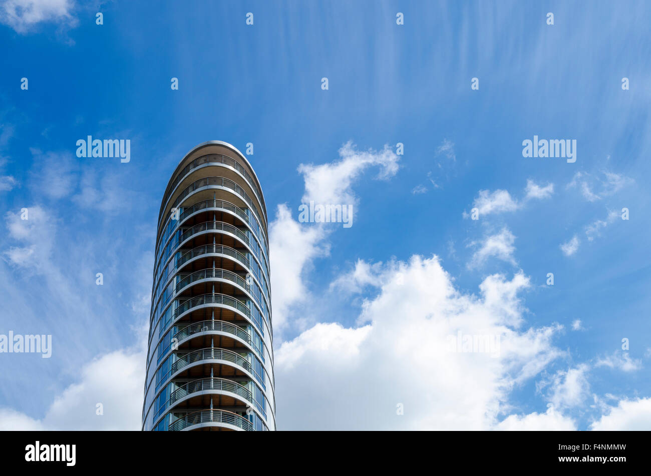 Admiralty torre contro un cielo blu con nuvole, Portsmouth, Hampshire, Inghilterra. Foto Stock