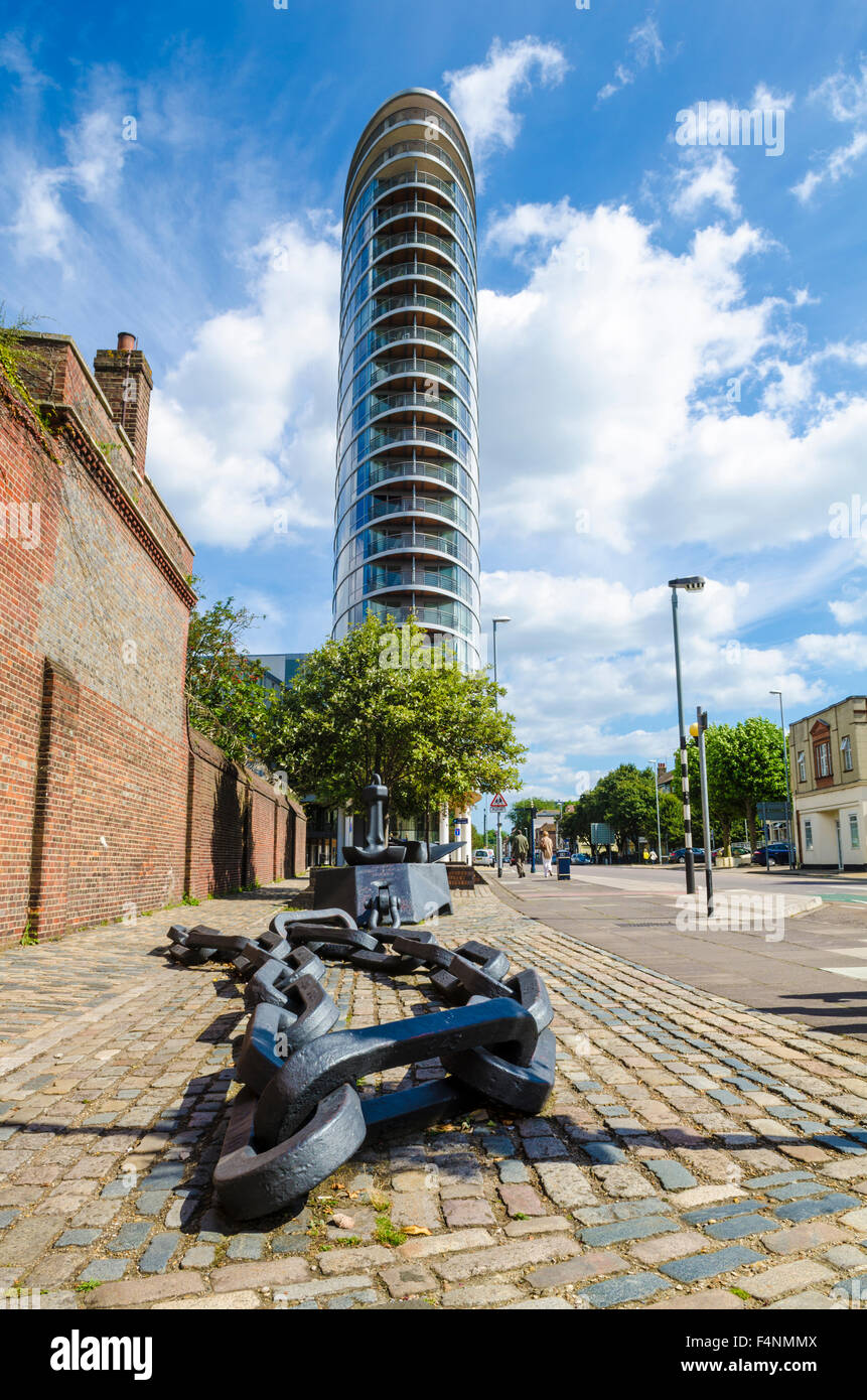 Catene di trasmissione al di fuori di Portsmouth Historic Dockyard con Admiralty Tower dietro. Hampshire, Inghilterra. Foto Stock