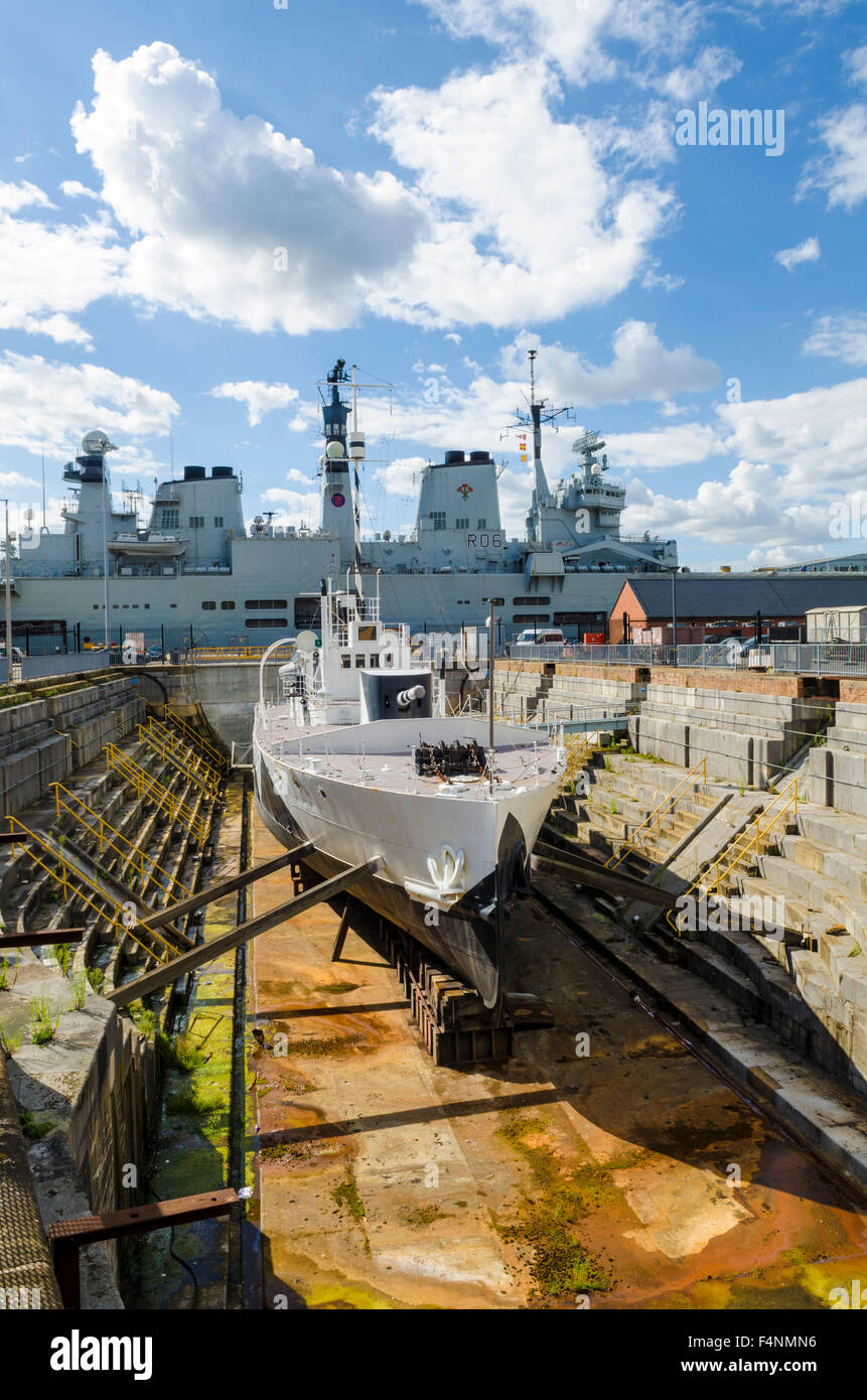 HMS M33 Prima Guerra Mondiale Nave da Guerra in bacino di carenaggio a Portsmouth Historic Dockyard, Hampshire, Inghilterra. Foto Stock
