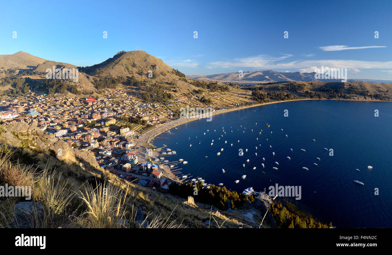 Vista di Copacabana e bay dal cerro calvario il Calvario, il lago Titicaca, la Paz, Bolivia Foto Stock