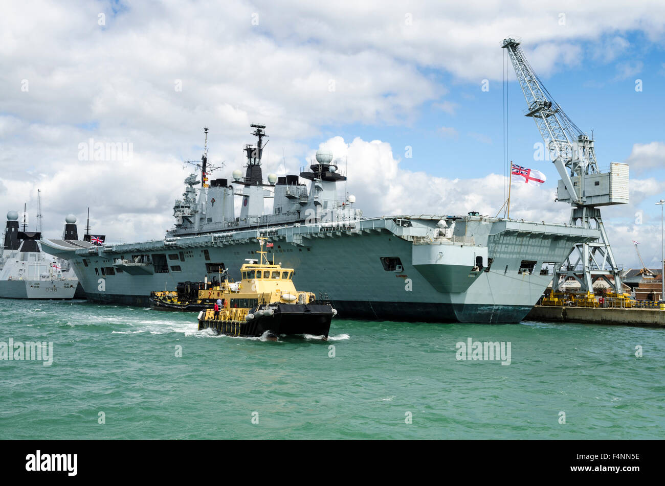 HMS a illustre HM Royal Navy Base di Portsmouth, Hampshire, Inghilterra. Foto Stock