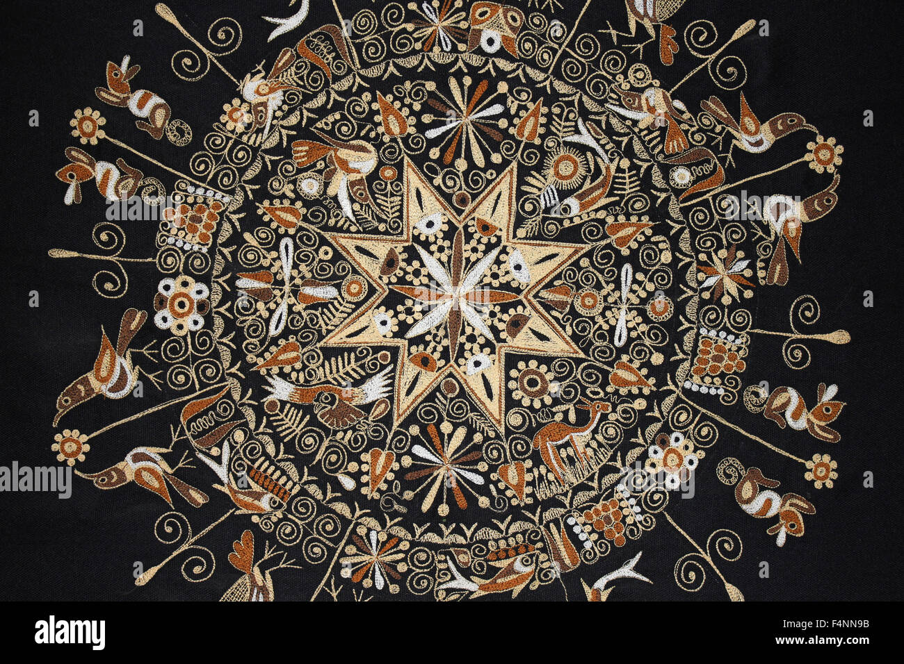 Peruviano ricamo circolare con gli uccelli e gli animali Foto Stock