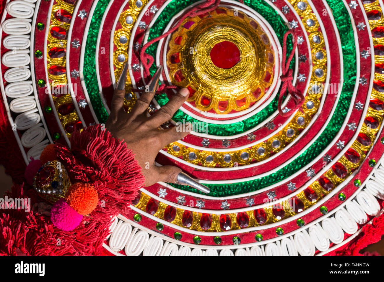 Un artista katakali ajusting è parte del costume del personaggio virabhatra per il gioco dhecheyagam Foto Stock
