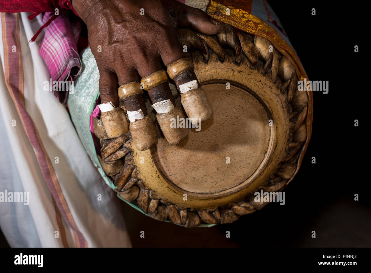 Le mani di un batterista a giocare il suo tamburo per il kathakali giocare santhana gopalam durante il thriballor festival tempio Foto Stock