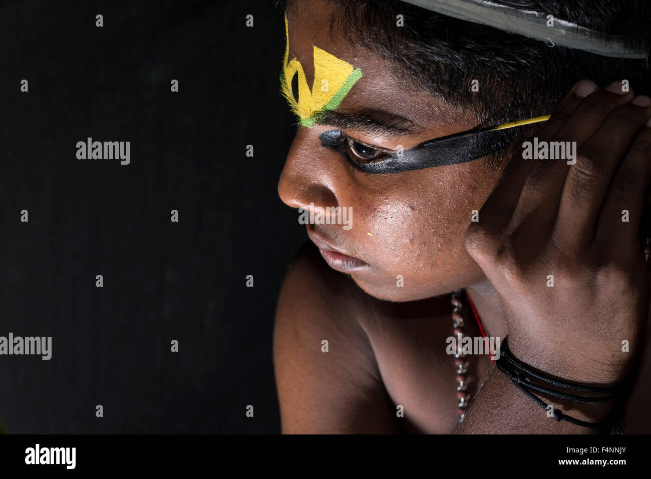 Un artista katakali è applicare il make up del carattere arjun per il gioco santhana gopalam durante il tempio thriballor fest Foto Stock
