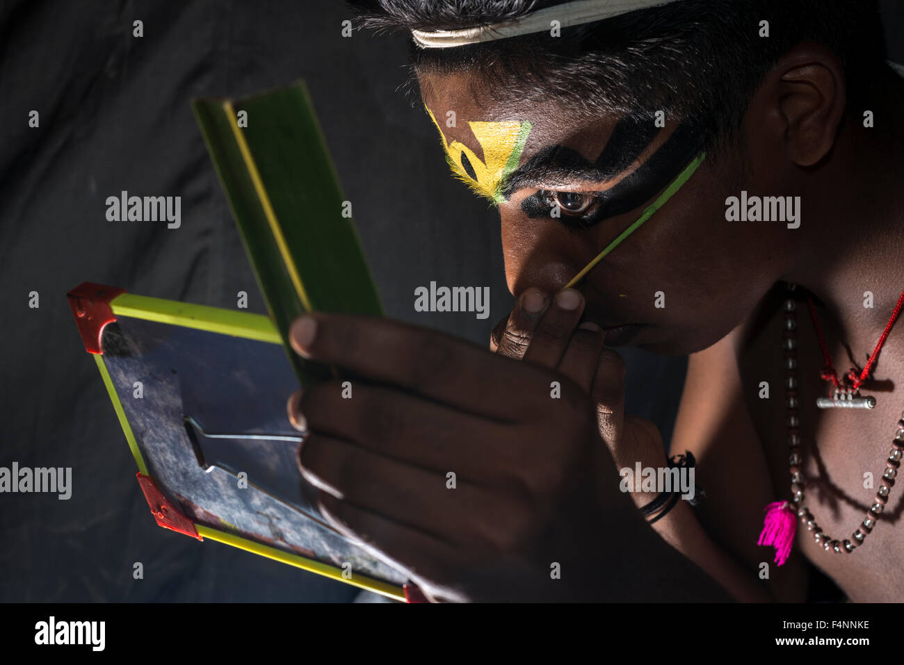 Un artista katakali è applicare il make up del carattere arjun per il gioco santhana gopalam durante il tempio thriballor fest Foto Stock