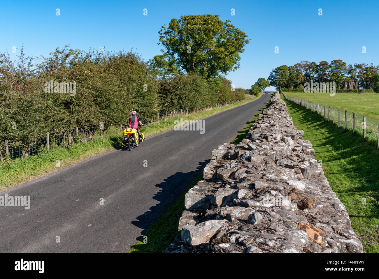Il cicloturismo sul percorso 72 nazionale rete ciclo del Vallo di Adriano percorso ciclabile Foto Stock