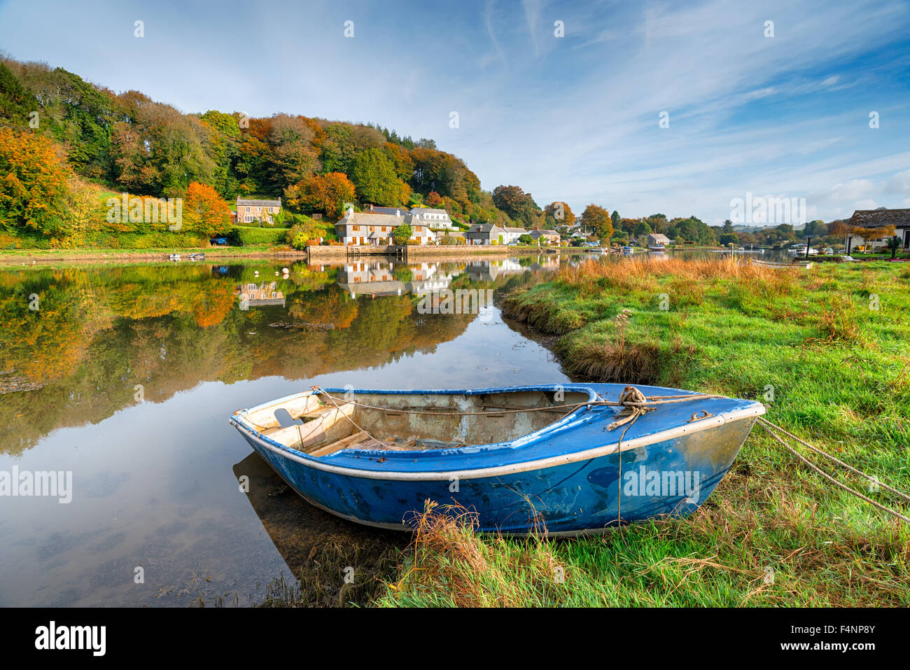 I colori autunnali e riflessioni a Lerryn un pittoresco villaggio sul fiume Lerryn in Cornovaglia Foto Stock