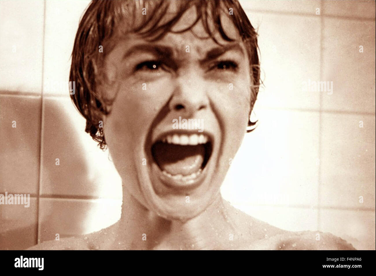 Psycho è un 1960 American thriller psicologico-film horror diretto da Alfred Hitchcock starring Anthony Perkins, Vera miglia, John Gavin e Janet Leigh. Questa fotografia è per il solo uso editoriale ed è il copyright del film company e/o il fotografo assegnato dal film o società di produzione e può essere riprodotto solo da pubblicazioni in congiunzione con la promozione del film di cui sopra. Un credito per il film company è richiesto. Il fotografo deve anche essere accreditato quando noto. Foto Stock