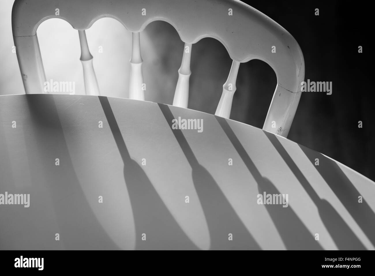 Ombra sedia in bianco e nero Foto Stock