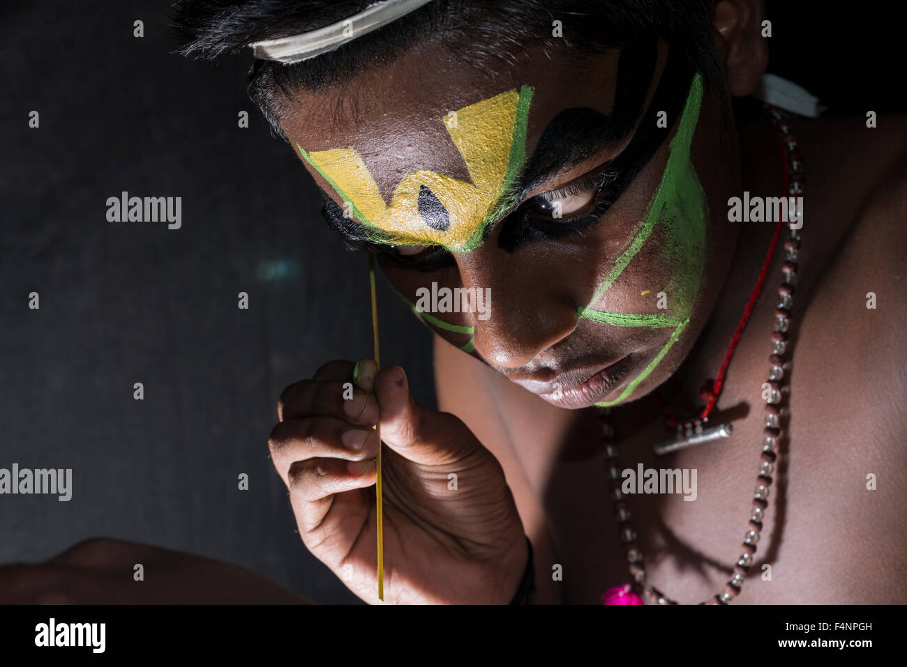 Un artista katakali è applicare il make up del carattere arjun per il gioco santhana gopalam durante il tempio thriballor fest Foto Stock