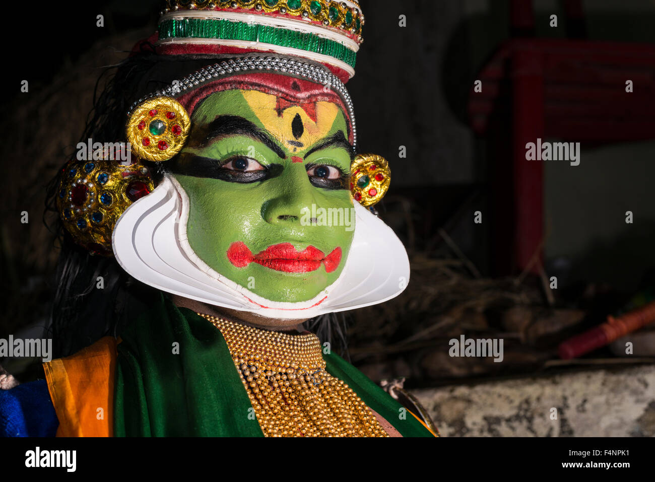 Un artista katakali è in posa con la completa make up del carattere arjun per il gioco santhana gopalam durante il thriballor Foto Stock